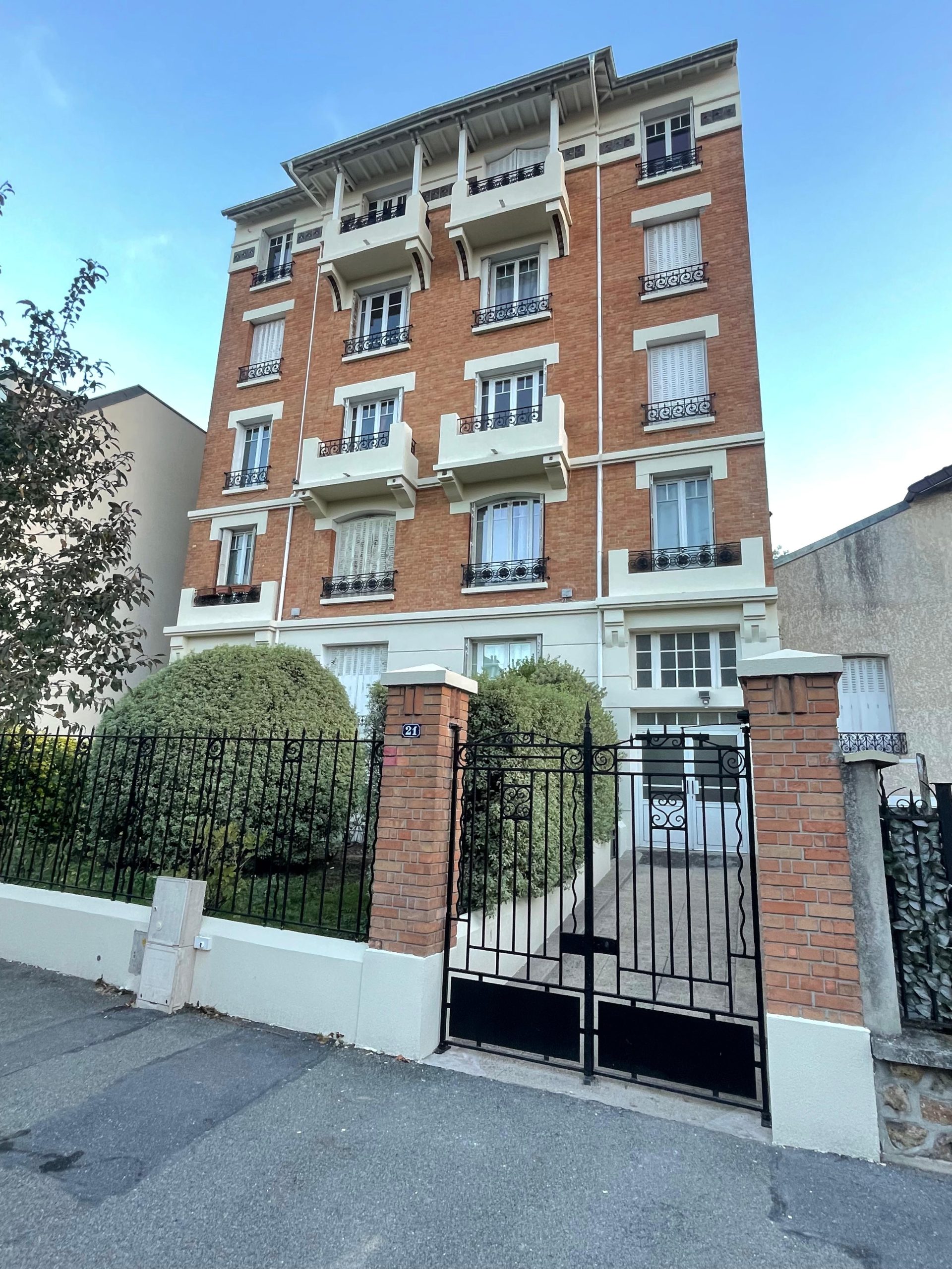 Facade d'immeuble apres ravalement - enduit neuf