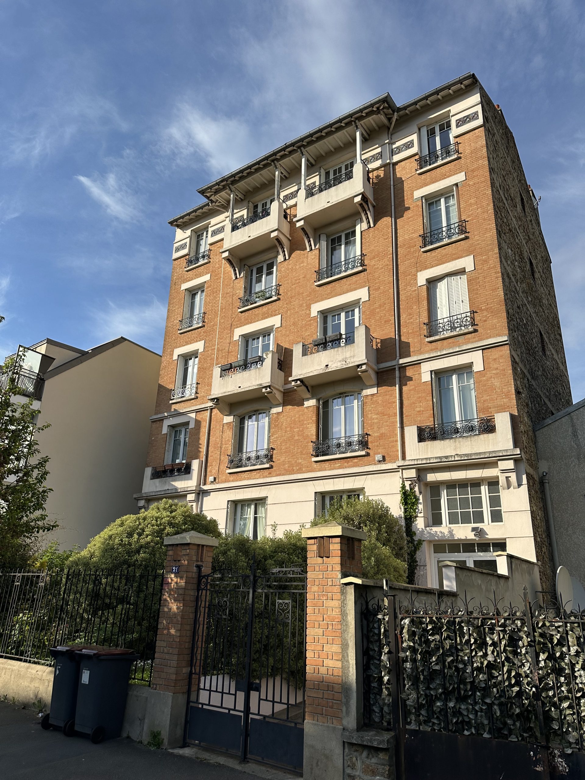 Facade d'immeuble avant ravalement - enduit degrade