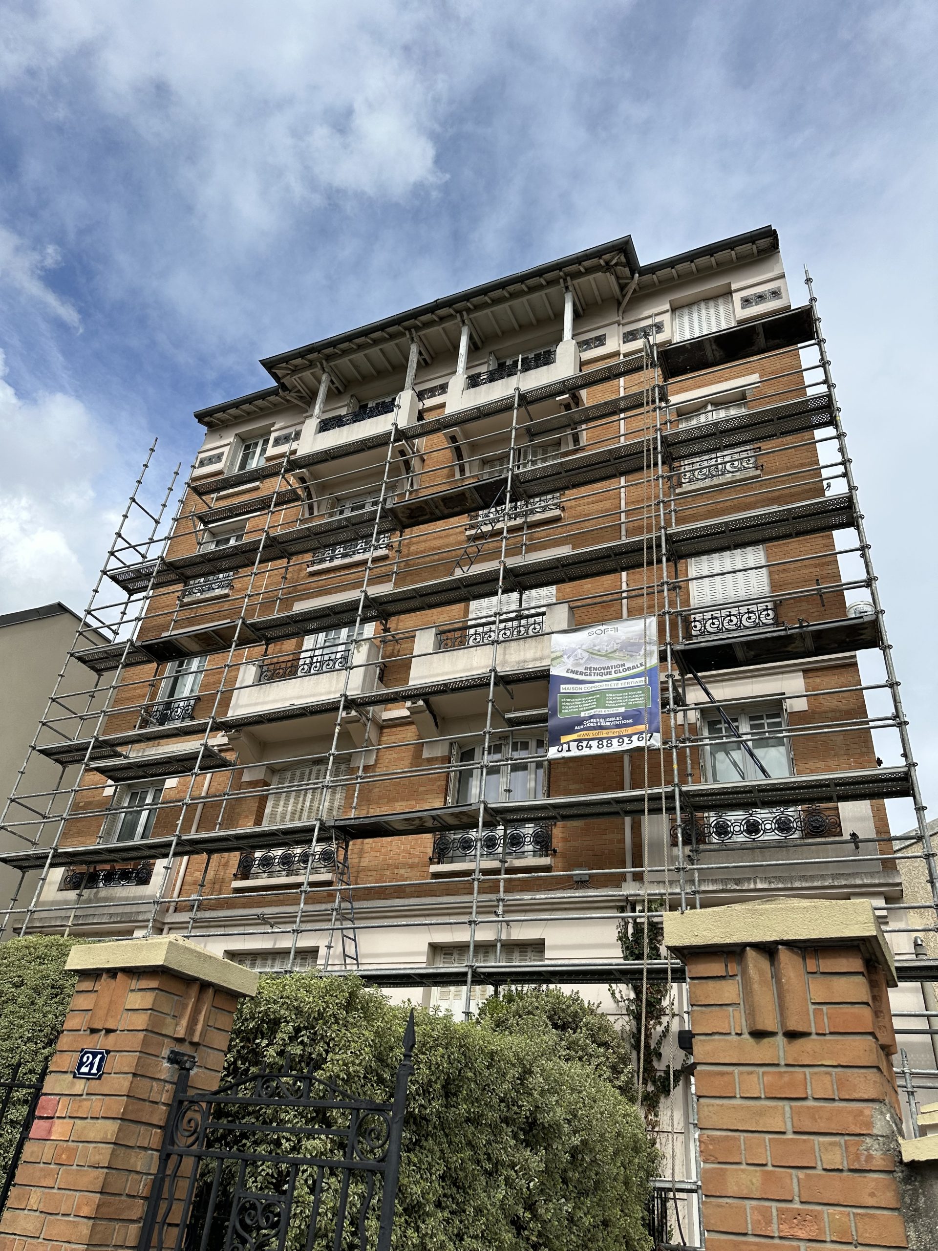 Facade degradee d'un immeuble en copropriete avec fissures et infiltrations