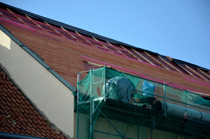 Degats des eaux dans un appartement causes par une toiture defaillante